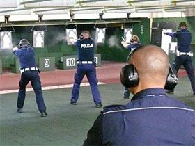 Policjanci w trakcie ćwiczeń na strzelnicy