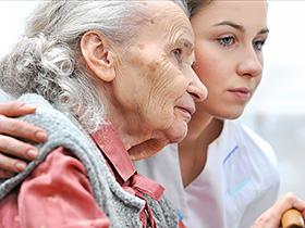 Pielęgniarka obejmuje starszą kobietę