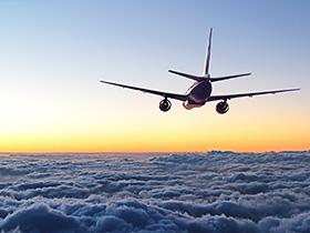 Samolot pasażerski ponad chmurami