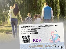 Karta Dużej Rodziny w tle rodzina: dwoje rodziców i troje dzieci