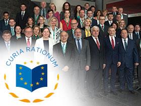 Logo Europejskiego Trybunału Obrachunkowego w tle grupa uczestników posiedzenia zarządu Europejskiej Organizacji Najwyższych Organów Kontroli