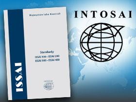 Okładka przekład nowych standardów INTOSAI obok logo INTOSAI