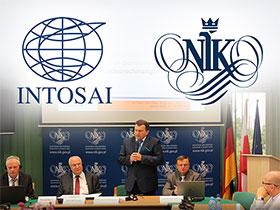 Logo INTOSAI obok logo NIK, poniżej zdjęcie ze spotkania w Zielonej Górze