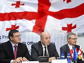 Wiceprezes NIK Wojciech Kutyła, Prezes Państwowego Urzędu Kontroli Gruzji Lasha Tordia, szef Federalnej Izby Obrachunkowej Niemiec Kay Scheller w tle flaga gruzji