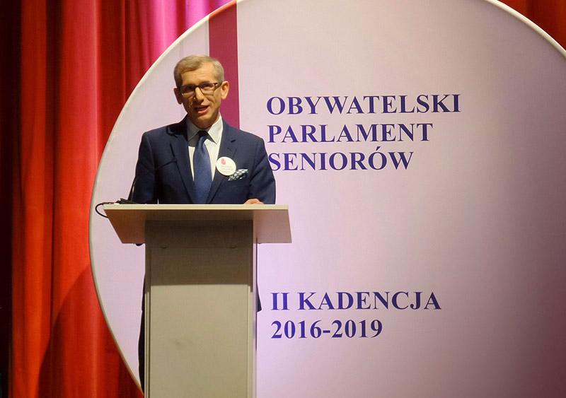 Prezes przemawia na&nbsp;sesji plenarnej Obywatelskiego Parlamentu Seniorów
