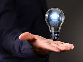 Ilustracja: Dłoń nad którą unosi się zapalona żarówka