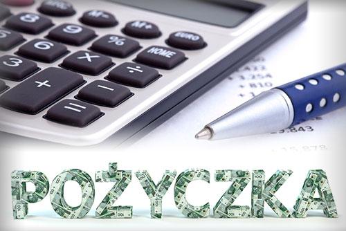 Napis POŻYCZKA w tle kalkulator, długopis i kartka z kolumną liczb