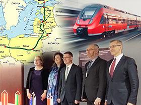 Szefowie najwyższych organów kontroli Litwy, Łotwy, Estonii i Polski w tle mapa planowanej trasy Rail Baltica oraz nowoczesny pociąg