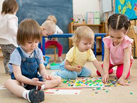 Dzieci w trakcie zabawy w przedszkolu