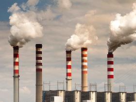 Dymiące kominy elektrowni