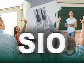 Napis SIO w tle zdjęcia nauczycieli i uczniów w trakcie zajęć oraz osoby trzymającej tablet z wykresami na ekranie