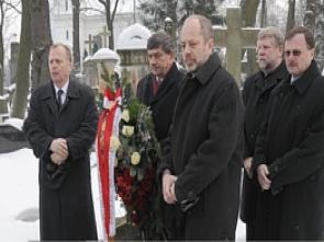 Złożenie kwiatów na&nbsp;grobie pierwszego prezesa NIK