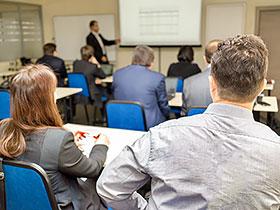 Grupa osób słuchających wykładowcy