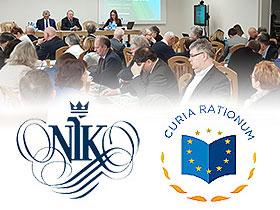 Logo NIK i ETO w tle uczestnicy spotkania z członkiem ETO Januszem Wojciechowskim