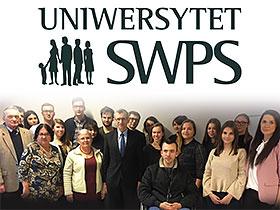 Logo Uniwersytetu SWPS, poniżej grupa studentów i wykładowców uczestniczących w wykładzie razem z prezesem NIK