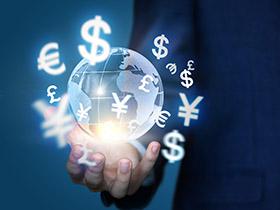 Ilustracja: Ręka trzymająca kulę ziemską otoczoną symbolami walut
