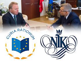 Logotypy ETO i NIK, w tle członek Europejskiego Trybunału Obrachunkowego, Janusz Wojciechowski w trakcie rozmowy z Prezesem NIK, Krzysztofem Kwiatkowskim