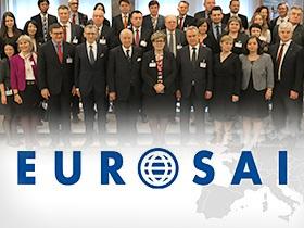 Logo EUROSAI w tle zdjęcie uczestników spotkania grupy roboczej EUROSAI ds. kontroli funduszy na rzecz kataklizmów i katastrof