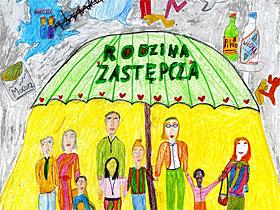 Dziecięcy rysunek przedstawiający dużą rodzinę pod parasolem z napisem RODZINA ZASTĘPCZA, nad parasolem unoszą się bijące się postaci, butelki alkoholu, torebka dopalaczy z napisem Mocarz