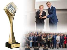 Statuetka Nagrody „Przyjaciela Zwierząt” obok zdjęcia z gali wręczenia nagrody