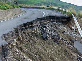 Droga zniszczona przez osuwanie się gruntu