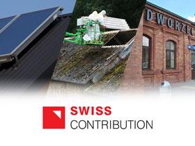 Logo programu Swiss Contribution w tle zdjęcia systemu solarnego na dachu, rozbiórki dachu z azbestu, odnowionego dworca