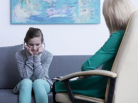 Nastolatka podczas wizyty u psychologa