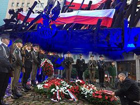 Prezes NIK Krzysztof Kwiatkowski składa wiecniec pod pomnikiem Poległych i Pomordowanych na Wschodzie