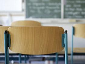 Krzesła w pomieszczeniu klasowym