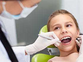 Dentysta przegląda uzębienie Dziewczynka 