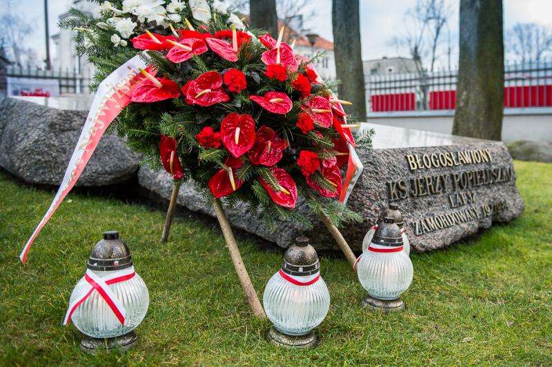 Kierownictwo NIK składa wieniec na grobie ks. Popiełuszki