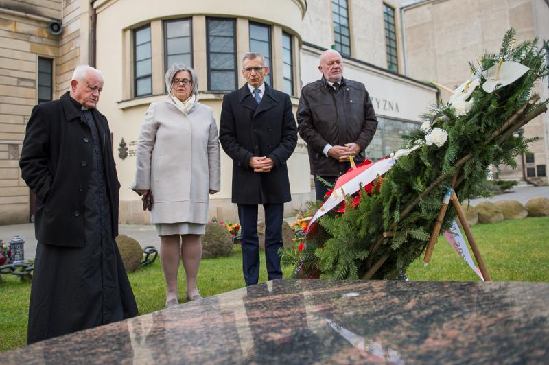 Kierownictwo NIK składa wieniec na grobie ks. Popiełuszki