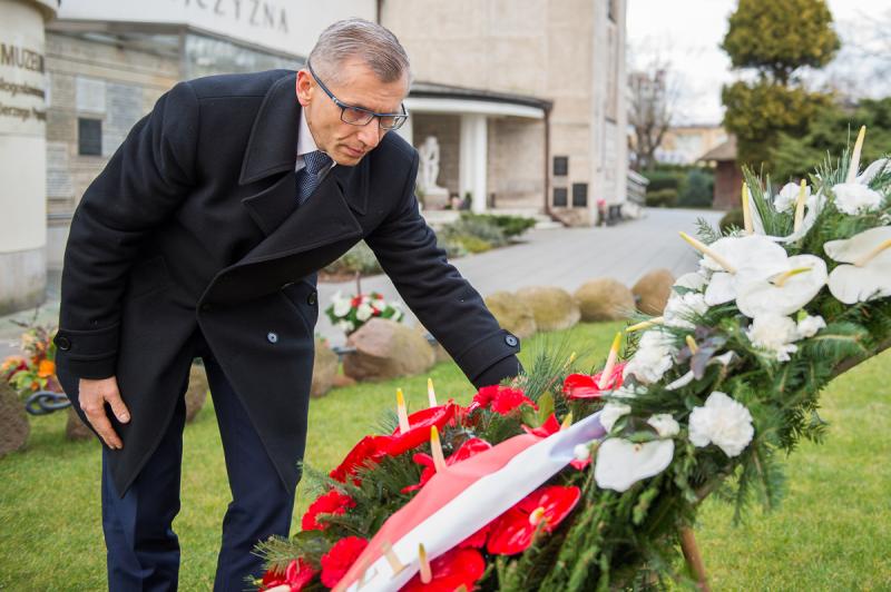 Kierownictwo NIK składa wieniec na grobie ks. Popiełuszki