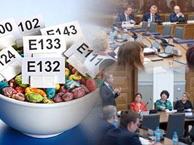 Miska z jedzeniem i karteczkami z oznaczeniami popularnych dodatków do żywności E132, E111 itp. obok zdjęcia z panelu ekspertów w NIK