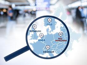 Lupa nad mapą Europy w tle zamglone zdjęcie z pasażerów w terminalu lotniska