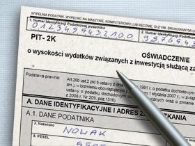 Długopis leżący na formularzu podatkowym
