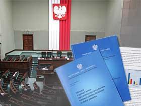 Okładki raportów NIK w tle sala posiedzeń Sejmu