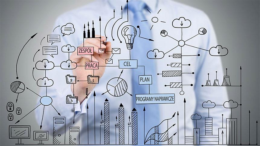 Mężczyzna rysuje schematy na przeroczytej tablicy