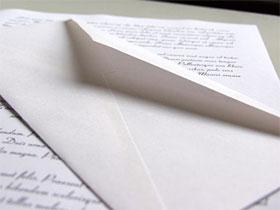 Koperta leżąca na ręcznie pisanym liście