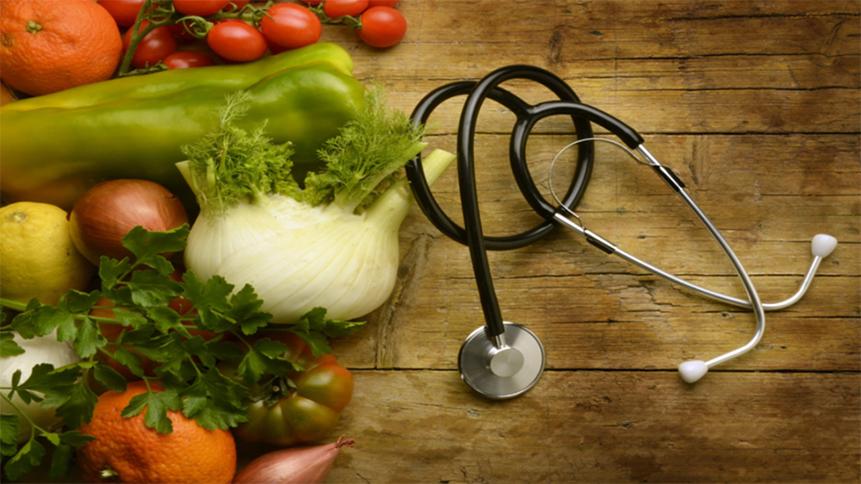 Warzywa i owoce obok stetoskopu