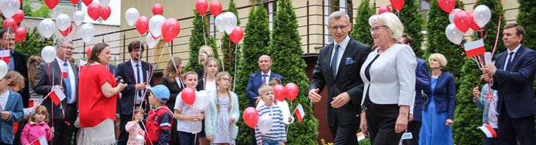 Prezes NIK Krzysztof Kwiatkowski i pracownicy NIK z rodzinami na obchodach Dnia Flagi