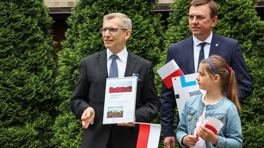 Prezes NIK Krzysztof Kwiatkowski, dyrektor Delegatury NIK w Łodzi Przemysław Szewczyk oraz jedno z dzieci uczestniczących w obchodach