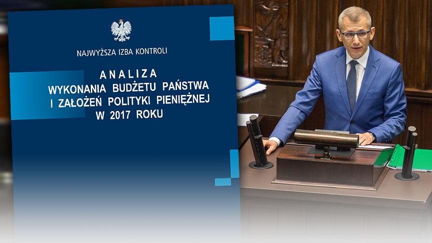 Pierwsza strona prezentacji z tytułem ANALIZA WYKONANIA BUDŻETU PAŃSTWA I ZAŁOŻEŃ POLITYKI PIENIĘŻNEJ W 2017 ROKU obok prezes NIK Krzysztof Kwiatkowski na mównicy Sejmowej