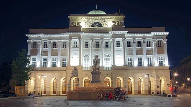 Pałac Staszica w Warszawie po zmroku