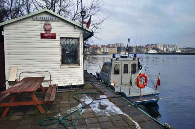 Łódź policyjna PATROL kategorii R-1 zacumowana przy przystani w Świnoujściu
