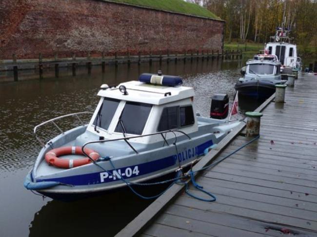 Łodzie policyjne kategorii R-2 w Gdańsku. Na&nbsp;pierwszym planie łódź HARPUN 550, za&nbsp;nią łódź PARKER RIB 630