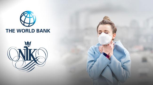 Logo Banku Światowego i NIK obok kobieta z maseczce przeciwpyłowej trzyma się za szyję w tle zadymione miasto i kominy