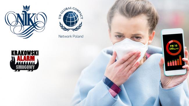 Logo NIK, Global Compact Network Poland i Krakowskiego alarmu smogowego obok kobieta w maseczce smogowej pokazuje na telefonie wysoki poziom zanieczyszczeń