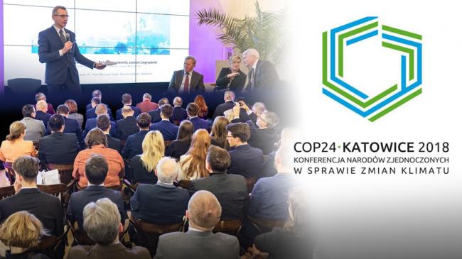 Prezes NIK Krzysztof Kwiatkowski przed uczestnikami debaty towarzyszącej szczytowi COP 24, obok logo Szczytu Klimatycznego COP 24