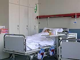 Pacjent w łóżku szpitalnym